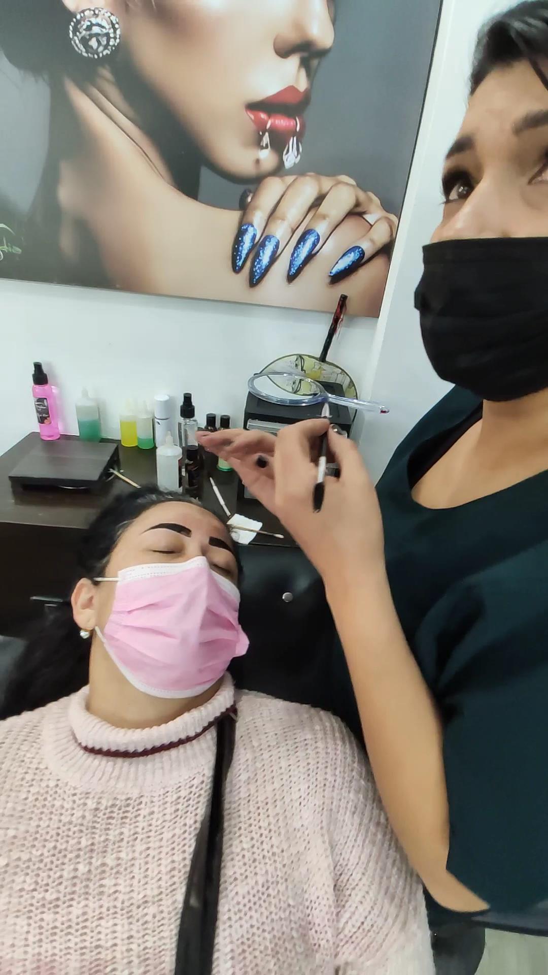 Especialista de Frydia trabajando una micropigmentación