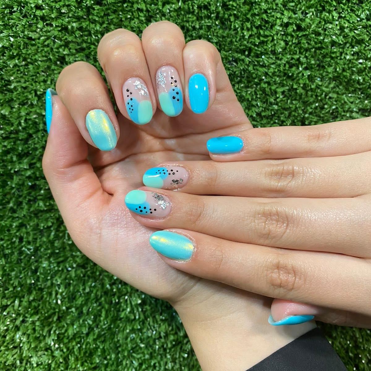 Uñas acrílicas con diseño en azul